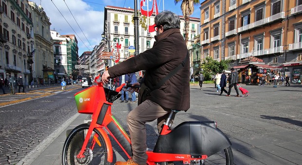 Bici elettriche, è boom: 15mila utenti in tre mesi. «Napoli città green»
