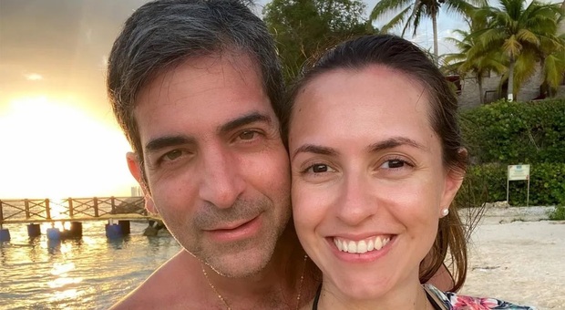 Marcelo Pecci e la moglie Claudia Aguilera sulla spiaggia di Barù, in Colombia