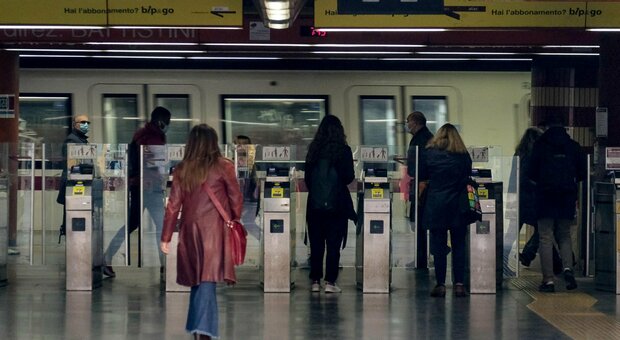 Roma, annuncio shock a un passeggero della metro A: «Buttiamo sta sigaretta o t’a devo ficcà ar c ?»