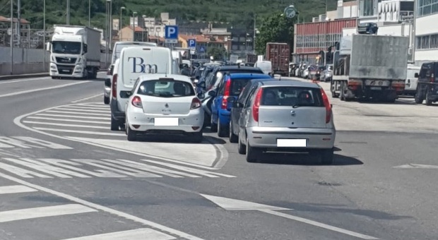 Ancona, pioggia di multe alle auto dei lavoratori del Crn: «Hanno disatteso i patti»