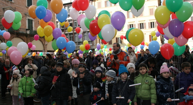 Un palloncino della pace è atterrato in Croazia: lo ha raccolto un bimbo