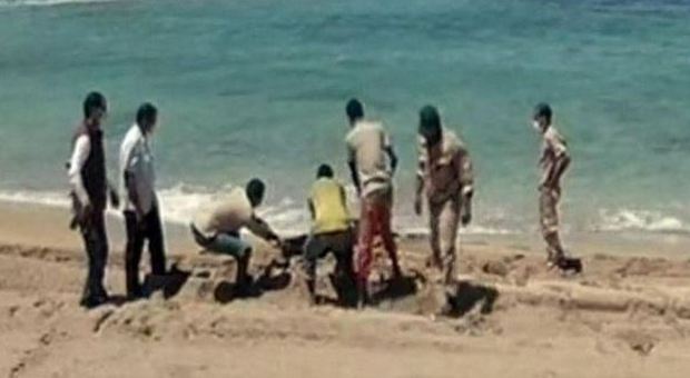 Barcone affonda al largo di Lampedusa: recuperati 17 corpi, portati a Catania 200 sopravvissuti