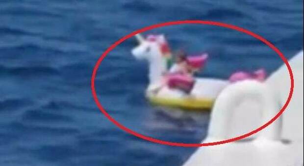 Bimba sfugge al controllo dei genitori e si ritrova in mare aperto su un unicorno gonfiabile: salvata da un traghetto