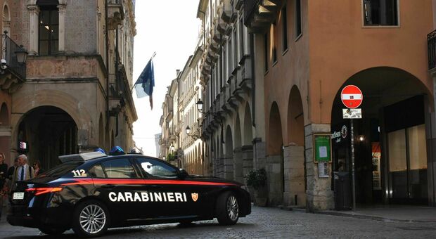 Vicenza, minaccia la madre e aggredisce i carabinieri