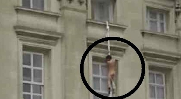 Scandalo a Buckingham Palace, un uomo nudo si cala con un lenzuolo dalla finestra: il video fa il giro del web