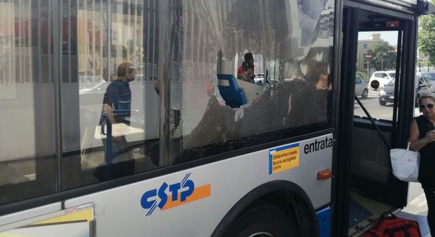 Salerno, raptus sull'autobus Cstp: uomo sfonda la vetrata a sprangate