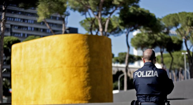 Roma, ubriaca, drogata e armata di coltello: donna ferisce un poliziotto