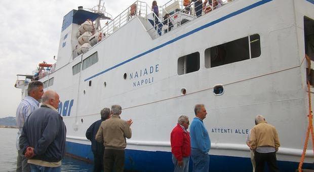 Porto di Napoli, svolta green: le navi Caremar spengono i motori