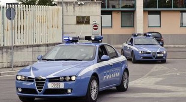 Perugia, girano con l'auto rubata per compiere furti: intercettati dalla polizia scatta la caccia all'uomo