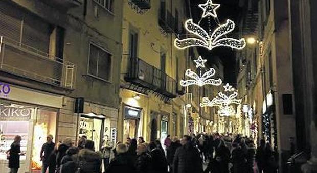 Ultimi giorni di shopping natalizio: tanta gente, ma acquisti in frenata