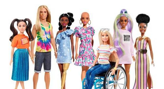 Barbie sempre più inclusiva, arrivano la bambola con la vitiligine e quella con la protesi