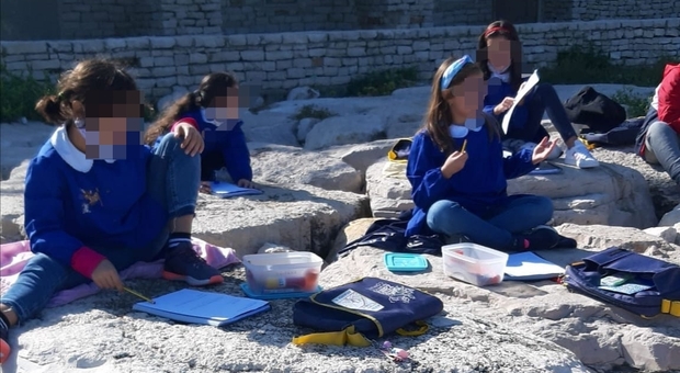 La scuola "trasloca" al mare per l'emergenza Covid: bimbi a lezione sugli scogli