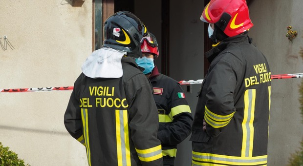 Allestiscono un barbecue abusivo nell'autorimessa: gli inquilini del palazzo allarmati dal fumo chiamano i carabinieri: denunciati