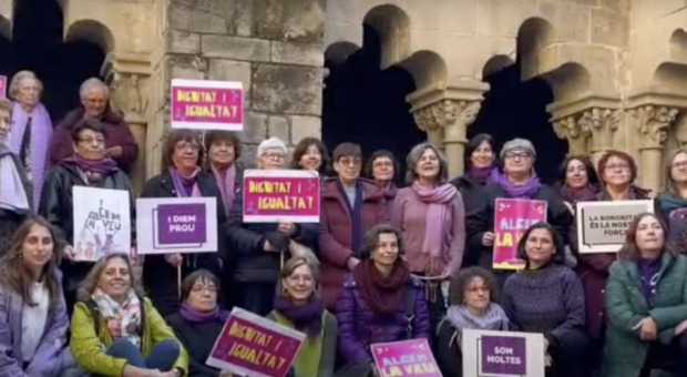 Spagna, rivolta delle donne nella Chiesa: «Pulire e mettere a posto i fiori? Lo facciano i preti»