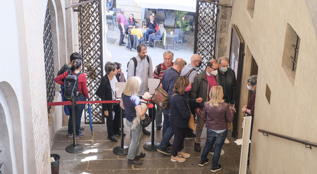 Turisti all'ingresso del palazzo della Ragione