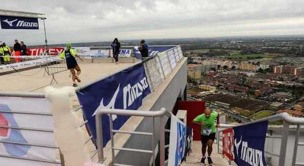 In 150 partecipano alla corsa sulla Torre Pontina Nuovo record: 702 scalini in 3 minuti e 29 secondi