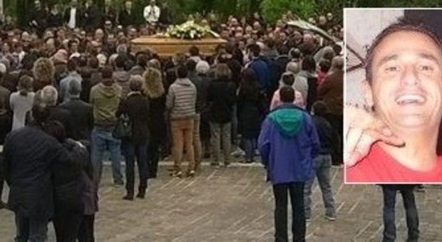 Montegranaro, una folla per Andrea Lettera della figlia: "Papà, mi dispiace"