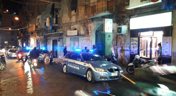 Napoli, sparatoria alla Sanità: padre e figlio feriti in un garage. Il giovane ha fatto da scudo al genitore
