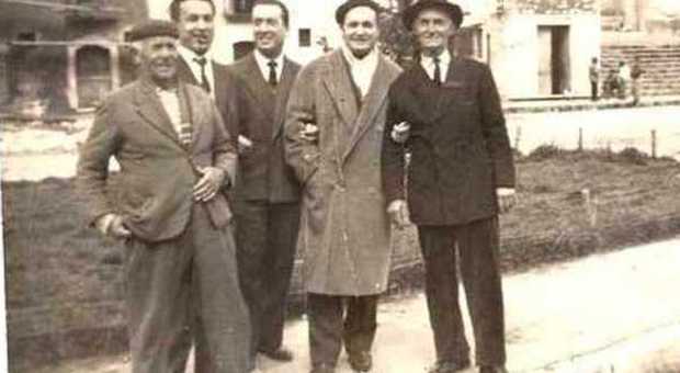Nonni Gino in una foto del 1939 è il secondo da destra