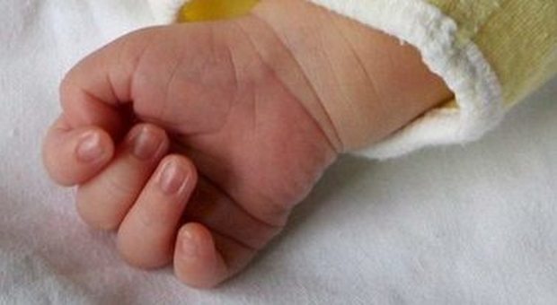 Morte in culla, neonata di 6 giorni trovata senza vita dai genitori