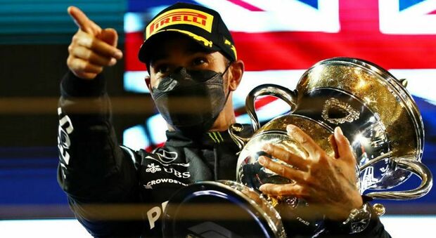 Lewis Hamilton, il Re Nero, festeggia il trionfo in Bahrain