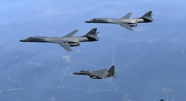 Bombardieri B-1B sorvolando la penisola coreana