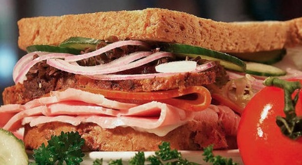 Mangia un sandwich e muore per una reazione allergica: «È il secondo caso»