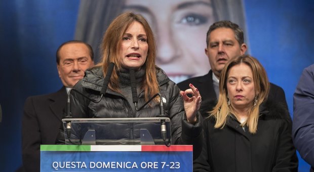 Salvini già soffre all’idea che Meloni e Berlusconi vincano in Puglia e in Campania