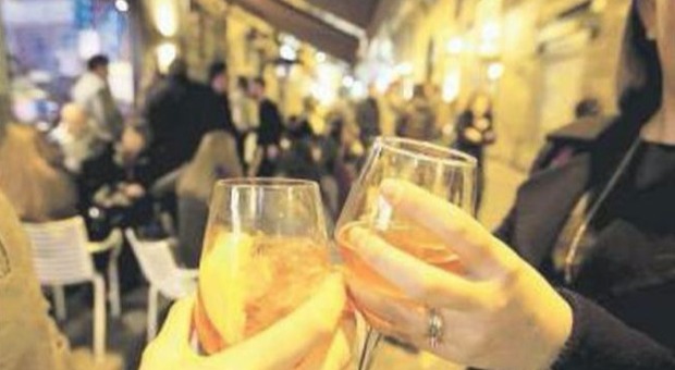 Movida a Napoli, i drink dei minorenni sulle panchine: «All'alba un tappeto di bottiglie»