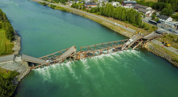 Crolla un ponte in Norvegia, un camion e un'auto precipitano in acqua: nessun ferito. L'autista del tir: «Credevo fosse la mia fine»