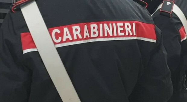 Ruba in una macchina ma si dimentica lo smartphone dentro: ladra sbadata di auto-incastra andando dai carabinieri a far denuncia a Falconara