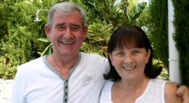 Uccide la moglie malata di cancro dopo 50 anni insieme: «Soffriva troppo, mi implorava di aiutarla a morire»