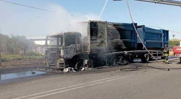 Camion prende fuoco sulla Pontina, strada chiusa per un'ora a Terracina