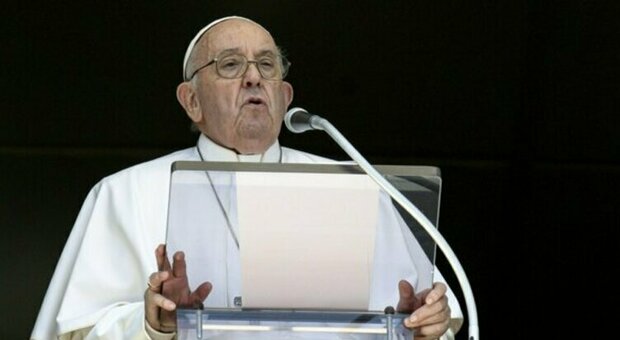 Papa Francesco: «Maternità surrogata diventi delitto universale. Rispettare i gay, ma teoria gender pericolosissima»