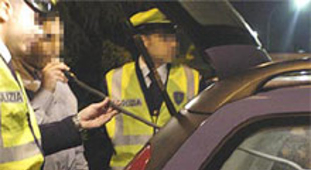 Pinciano, ubriaca al volante si schianta contro la recinzione e prende a pugni una poliziotta: arrestata