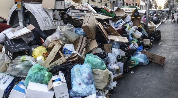 Roma, rifiuti in strada: l’emergenza durerà almeno un altro mese