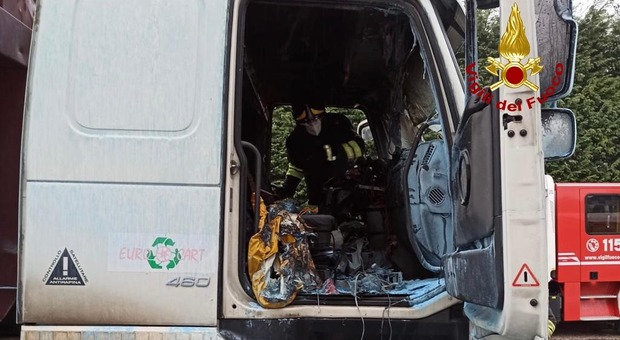 Incendio nella cabina guida di un camion a Vigonza: distrutta