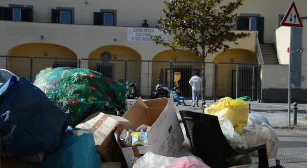Napoli, è emergenza rifiuti da Pianura a Soccavo: «Siamo tornati indietro di dieci anni»
