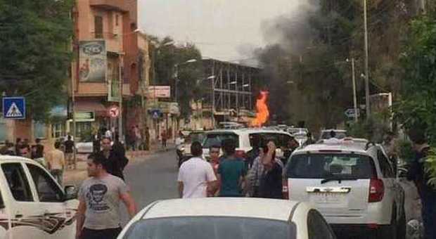 Iraq, autobomba esplode davanti al consolato Usa di Erbil: tre morti, uno è americano