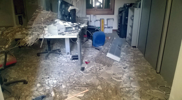 L'ufficio del municipio di Castelfranco devastato dal crollo
