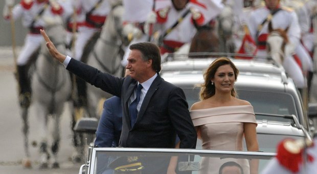 Bolsonaro si insedia: «Cambieremo il destino del Brasile». Sfilata in Rolls con Michelle