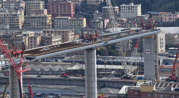 Genova, ecco il nuovo ponte: sollevata la nuova campata sotto gli occhi stupiti dei passanti