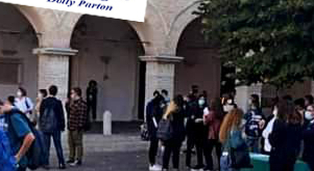 L'ingresso dell'Istituto Alberghiero Varnelli