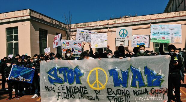Ucraina, flashmob per la pace degli studenti di Napoli: «Così aiutiamo i nostri coetanei»