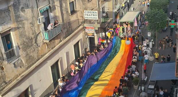 Vesuvio Pride, a Torre Annunziata i colori sfidano il buio dei clan