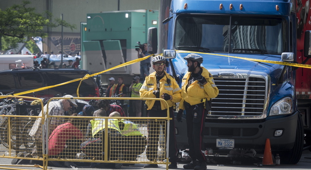 Sparatoria a Toronto durante la festa dei Raptors: due feriti gravi, due arrestati. Panico in piazza