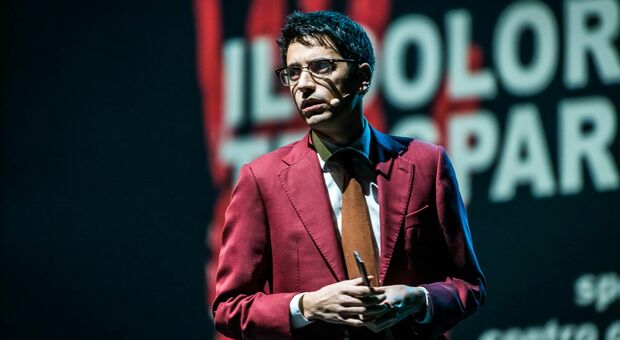 Milano, Valerio Lundini sold out in due teatri: «Vi farò ridere con amori, musical anni 80 e 007»