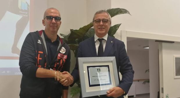 De Raffaele riceve il premio per il patron Brugnaro
