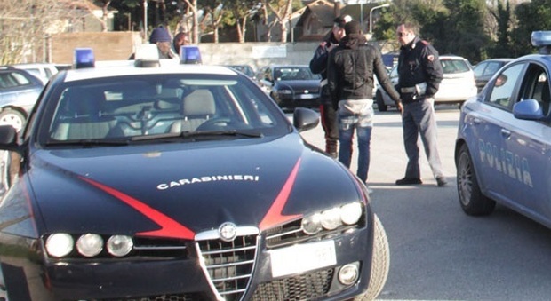 Senigallia, multe ai parcheggiatori abusivi: sequestrati 90 euro di spicci