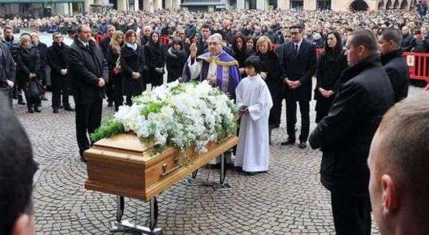 Ferrero, i funerali ad Alba: anche Renzi alla cerimonia. Il vescovo: "Oggi ci sentiamo tutti più poveri"